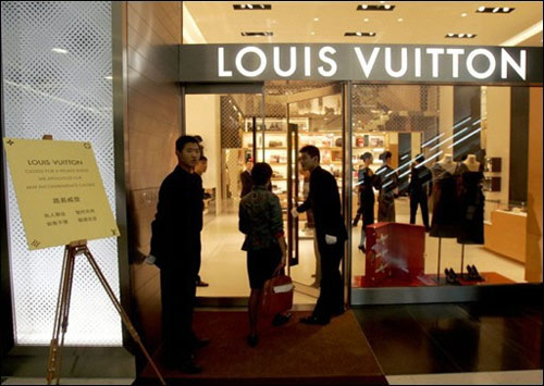 Sur la piste des dealeurs chinois de Louis Vuitton