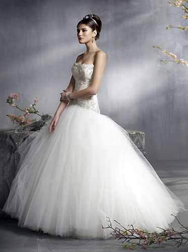 夏季婚纱_春夏婚纱灵感 华丽材质演绎属于新娘们时尚嫁衣