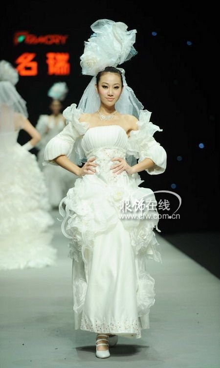 中国国旗设计者_中国著名婚纱设计者(2)