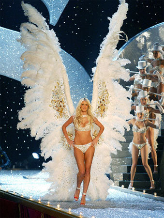 Model Heidi Klum hangs up Victoria's Secret wings