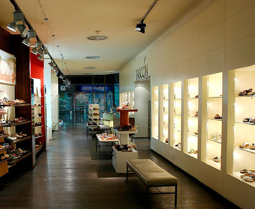 El aeropuerto Madrid-Barajas una tienda dedicada al calzado y marroquinería