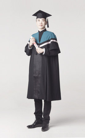 设计  北服毕业生穿自己设计的学士袍毕业   除了学士位服