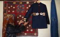 En Afghanistan, soies et broderies locales contre burqas chinoises
