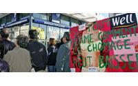 Collants Well : manifestation de salariés devant la Banque populaire à Nîmes