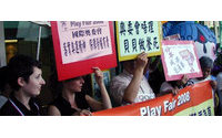 Manifestation contre la production non-éthique de produits textiles "Pékin 2008"