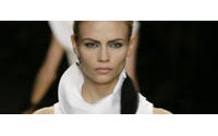Negro, gris y blanco dominan la pasarela de Karl Lagerfeld