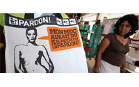 Carla Bruni porte plainte contre la vente d'un sac à son effigie