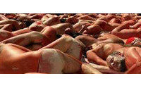 Un centenar de activistas protestan desnudos contra la matanza de focas
