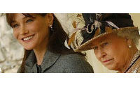 Carla Bruni bat la reine d'Angleterre dans un concours du plus beau chapeau