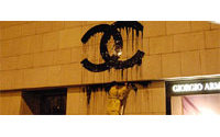Chanel商标惨遭溶解：街头艺术家Zevs在香港被控