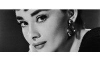 Leilão de guarda-roupa de Audrey Hepburn arrecada R$ 780 mil