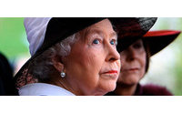 Isabel II acoge en el Palacio de Buckingham la fiesta de la moda británica