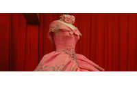 El Teatro Zorrilla de Valladolid acoge una muestra con vestidos de papel de la colección del Museo de Mollerussa