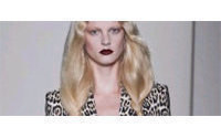 Ambiance sombre chez Givenchy, en noir, léopard et zips cuivrés