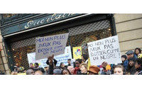 Propos racistes: nouvelle manifestation devant la boutique Guerlain des Champs-Elysées