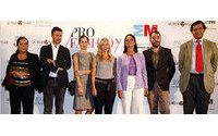 Aguirre entrega las becas a las tres emprendedoras ganadoras de 'Pro Fashion / 3 mujeres, 3 proyectos'