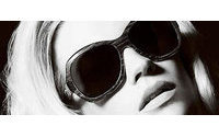 January Jones derrocha sensualidad con las gafas de sol de Versace