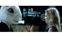 Kate Moss seduce a un conejo gigante para una marca chilena