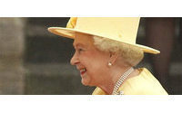 Queen wins cheers in yellow matching outfit