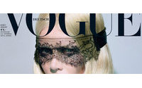 Claudia Schiffer é capa da revista Vogue alemã
