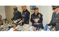 Napoli: sequestrati capi di abbigliamento contraffatti