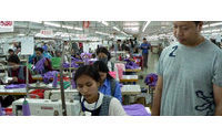 Evanouissements collectifs: hausse de salaire dans le textile cambodgien