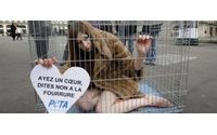 Un raton laveur géant à Paris pour dénoncer l'industrie de la fourrure