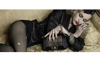 Alice Dellal, moda punk combinada con exclusivos bolsos Chanel