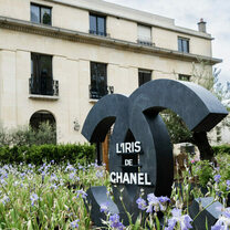 Regarder la vidéo L'exposition L'Iris de Chanel ouvre ses portes à la Villa Windsor