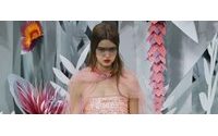 Paris Haute Couture: Chanel, la donna sboccia tra i fiori di carta