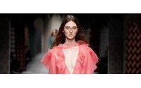 Gucci abre la Semana de la Moda de Milán con estilo boho y lazos al cuello