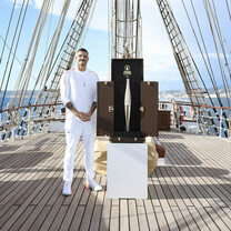 Tocha icônica viaja para Marselha transportando espírito olímpico em luxuoso baú Louis Vuitton