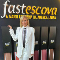 Mônica Salgado lança próprio batom em parceria com a Fast Escova