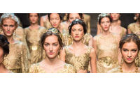 Dolce & Gabbana viajan en el tiempo y cubren a la mujer de oro