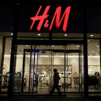 Modekette H&M verringert Vorräte und verdient überraschend viel