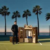 Louis Vuitton reinterpreta su clásico baúl de viaje junto al tenista español Carlos Alcaraz