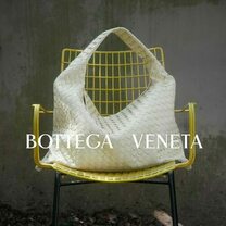 ボッテガ・ヴェネタがピラミッド型の新作バッグ「HOP」を発売