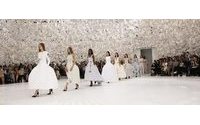 La Alta Costura de Dior actualiza la historia entre orquídeas blancas