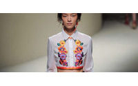 Flowing fabrics, sparkling corsets open Milan Fashion Week