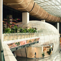 Louis Vuitton открыл лаундж-зону с рестораном в международном аэропорту Хамад в Дохе