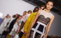 Vestidos románticos y transparencias en el arranque de la London Fashion Week