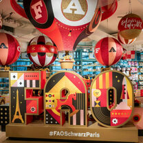 Regarder la vidéo Les Galeries Lafayette Haussmann dévoilent un nouvel espace jouet opéré par FAO Schwarz