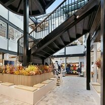 ユニクロとセオリーの複合店がロンドン・コベントガーデンにオープン