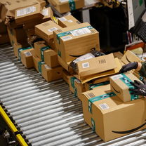 Regarder la vidéo Choose France: Amazon investira 1,2 milliard d'euros dans l'IA et ses entrepôts, annonce l'Elysée