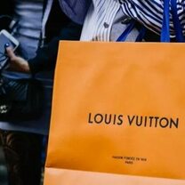 早报 | 接班8年亏32亿，美邦服饰董事长辞职；Dior将于3月在香港办秀