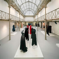 Les robes intemporelles de Grès et Alaïa s'exposent à Paris