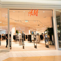 H&M reabre en Costanera Center su tienda más grande en Chile