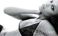 Zoe Saldana zieht sich für Calvin Klein aus