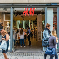 H&M raccoglie i frutti di una gestione rigorosa nel primo trimestre