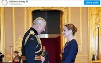 ステラ・マッカートニーがチャールズ国王から勲章を受章、エリザベス女王の最後の誕生日を祝した叙勲